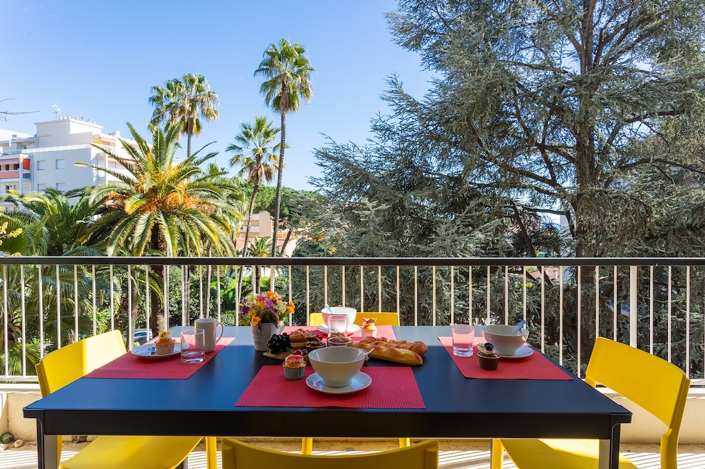 Enjoy a relaxing moment on this bright terrace surrounded by palm trees, with a colorful and tasty breakfast. The perfect setting to start your day in the heart of the Mediterranean, amidst lush greenery and blue skies.


