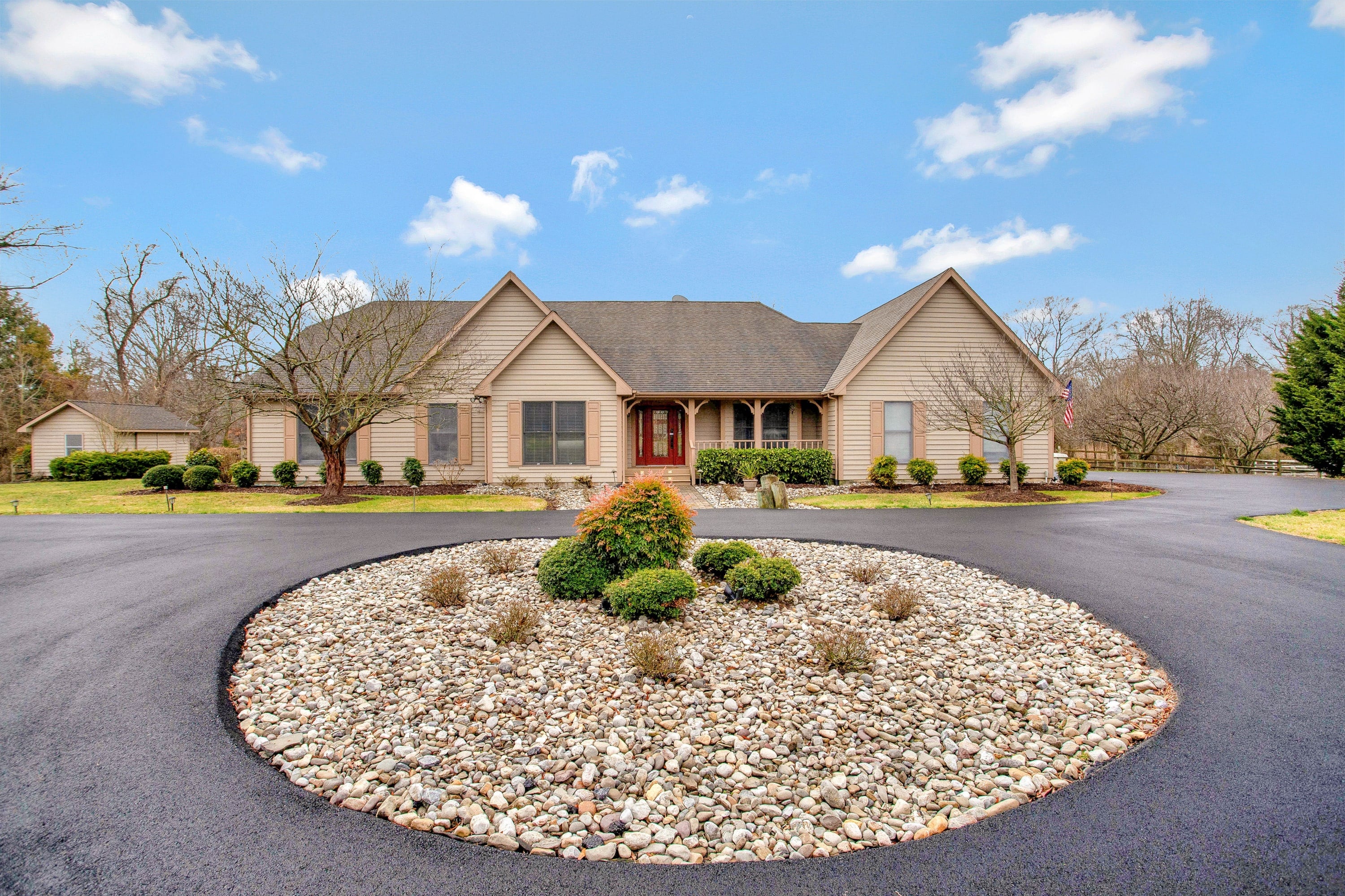 Property Image 1 - Gorgeous Creek Side Ranch-Style Estate With Dock