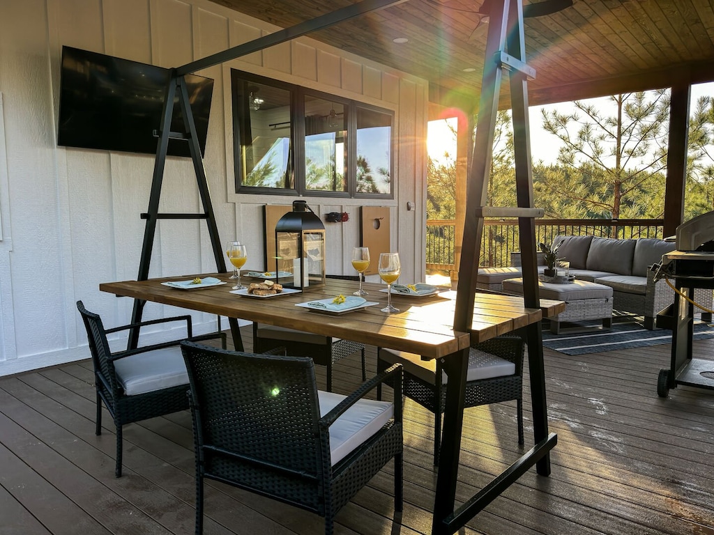 "Amazing place. Incredible view of subrise from top deck hot tub, tv's everywhere, really private spot (no nearby cabins ... just peaceful and incredibly relaxing"

- David (AirBnB)