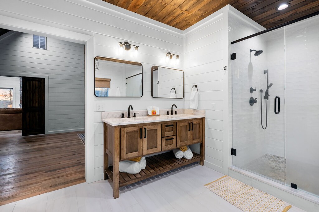 Dual vanity ensuite bathroom