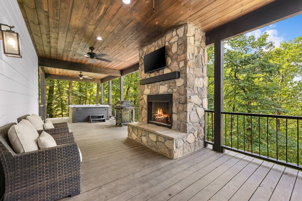 Outdoor gas fireplace