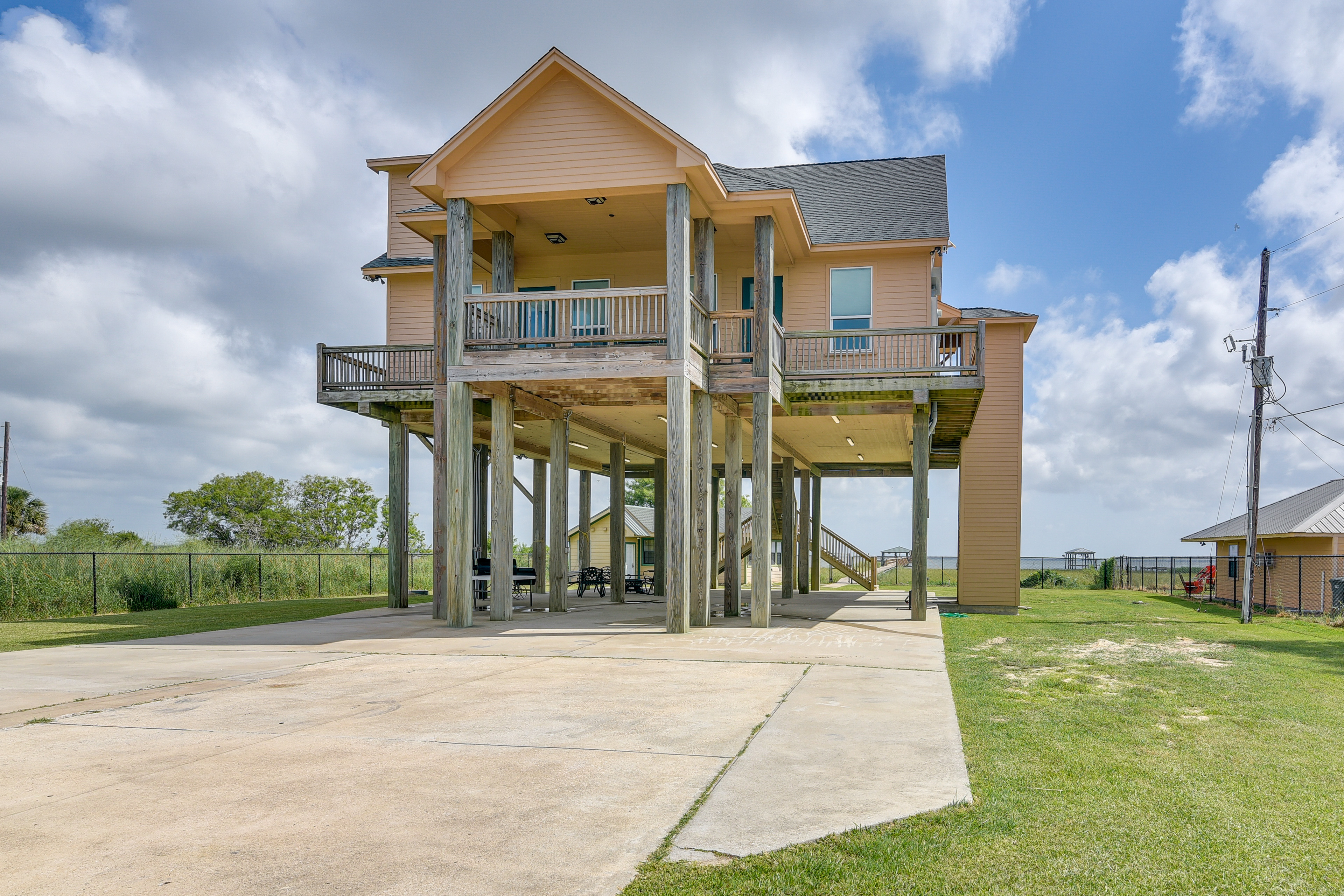 Property Image 2 - Pet-Friendly Port Arthur Retreat w/ Fishing Pier!