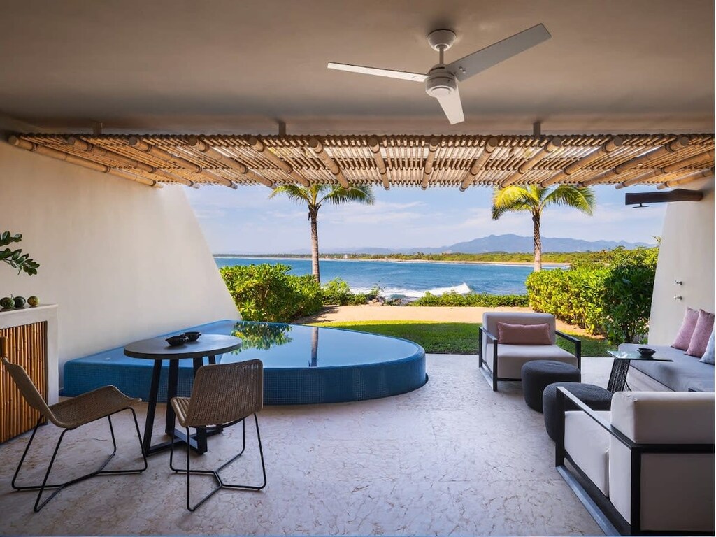 Increíble terraza en el primer piso con jacuzzi y asador.