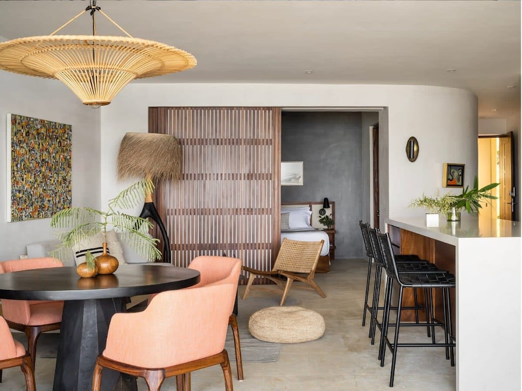 Amplio espacio común con comedor, sala y cocina.