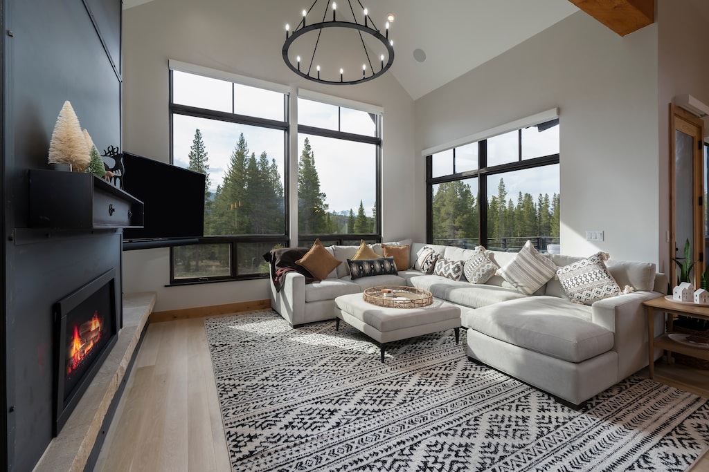 Great room with high ceilings looking out over Peak 8