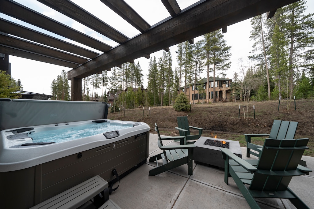 Hot tub and fire pit on the back patio