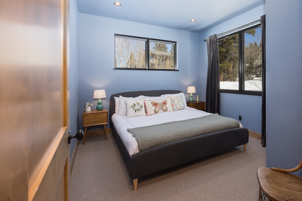 Cottage entry level – King bed, closet, and chair.