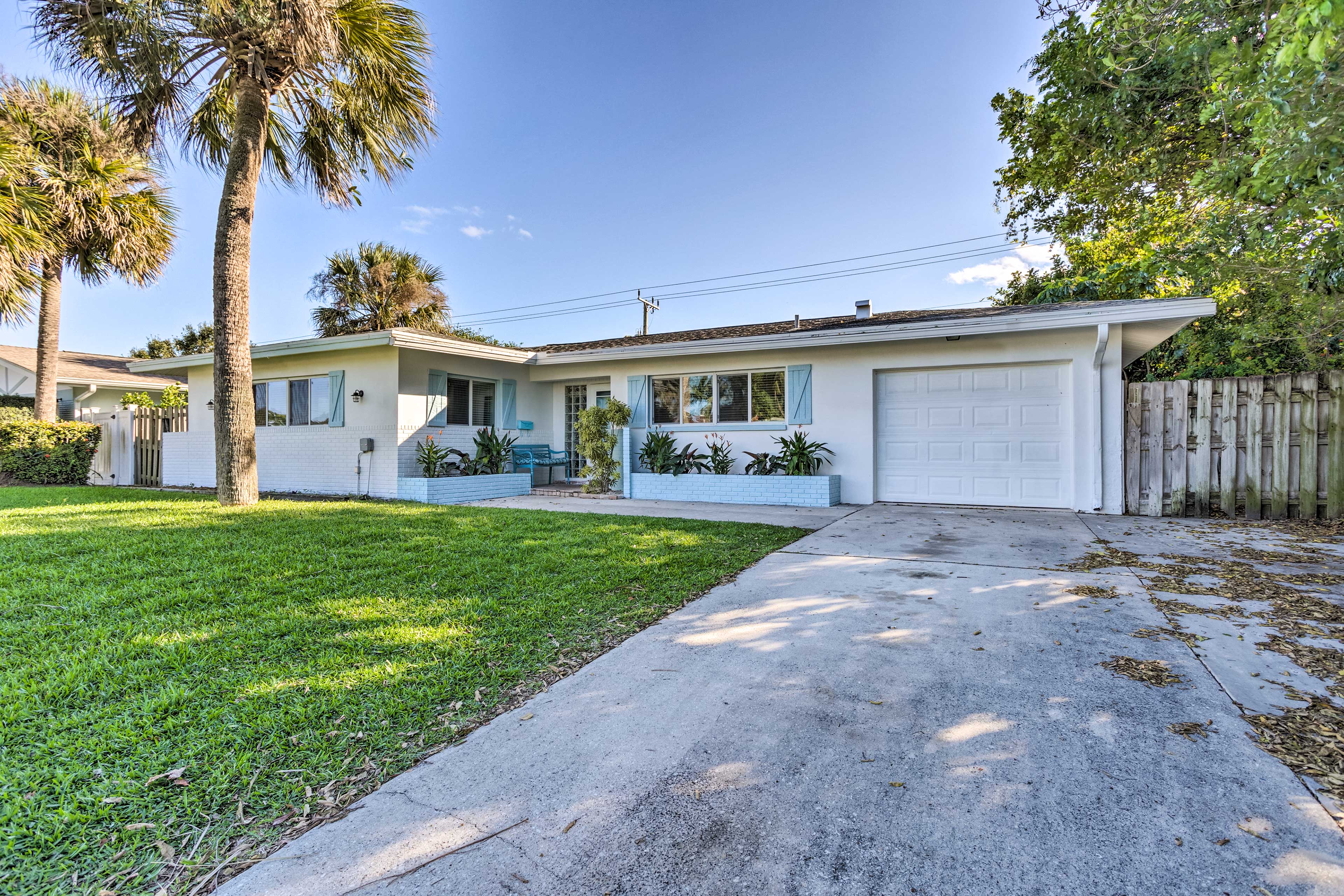 Property Image 2 - Palm Beach Gardens Home w/ Pool & Lanai!