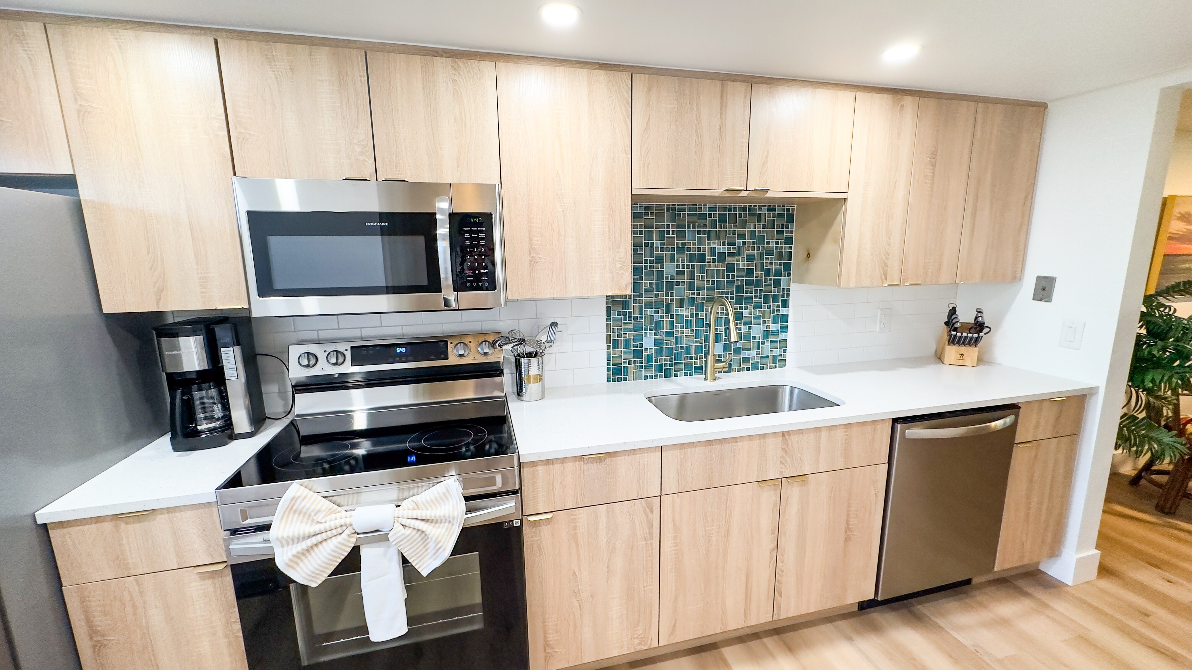 Newly upgraded fully-stocked kitchen!