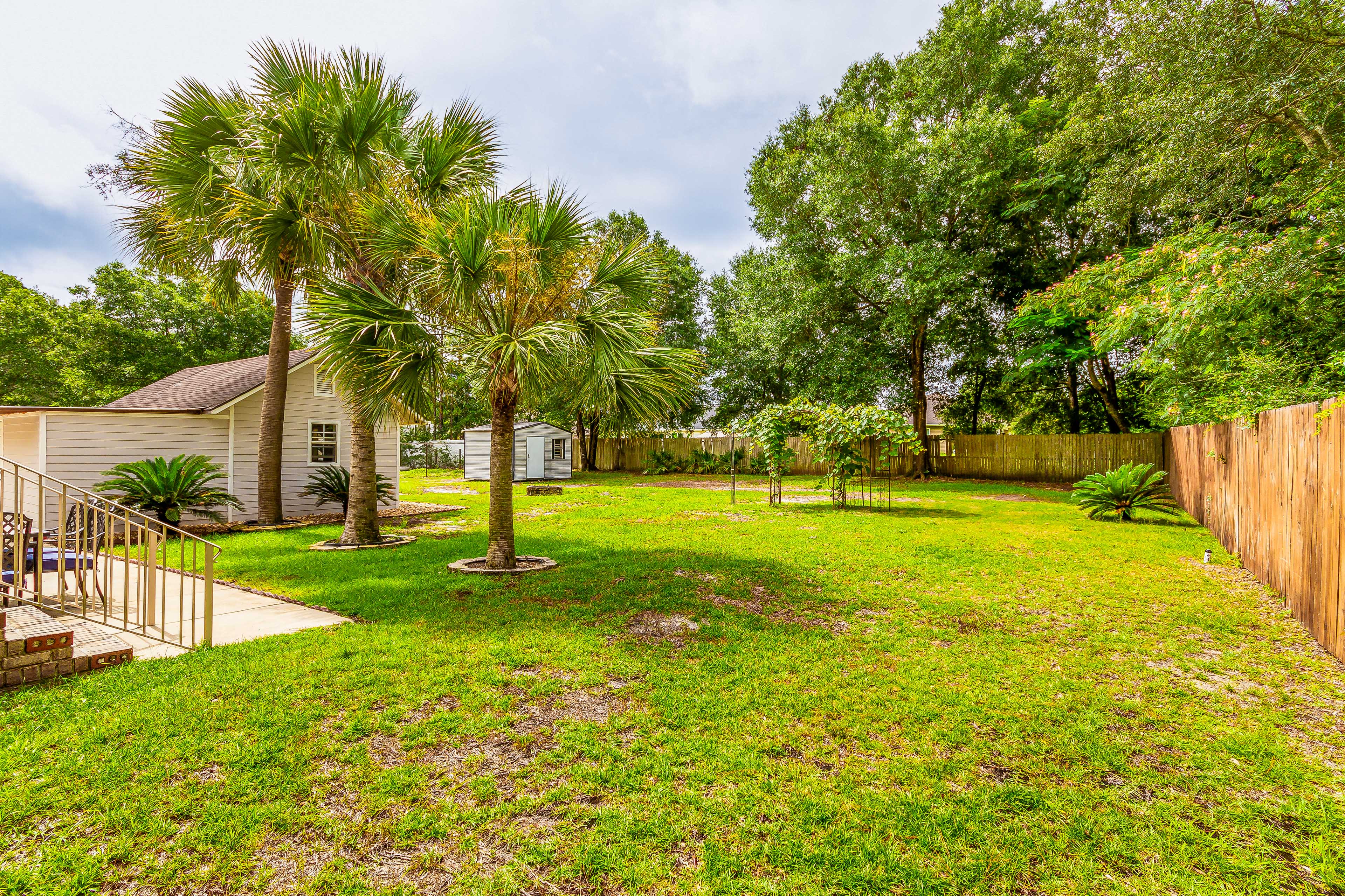 Navarre Home w/ Palm Tree Views ~ 4 Mi to Beach!