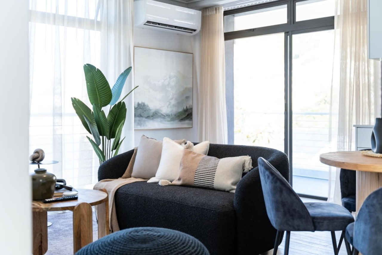 Property Image 1 - Light Filled Central Sea Point | No load shedding