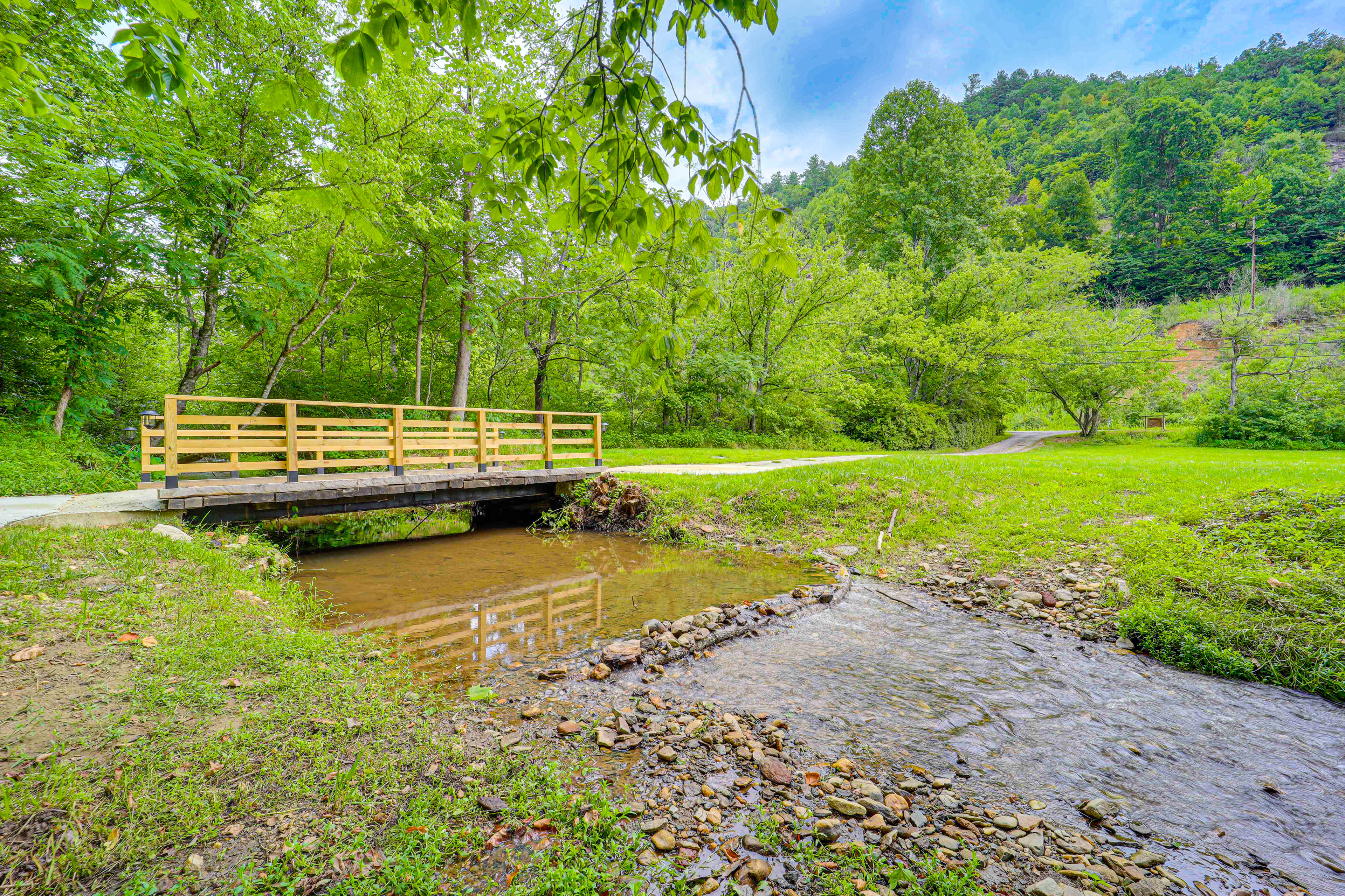 24-Acre Cottage w/ Hot Tub ~ 10 Mi to Blowing Rock