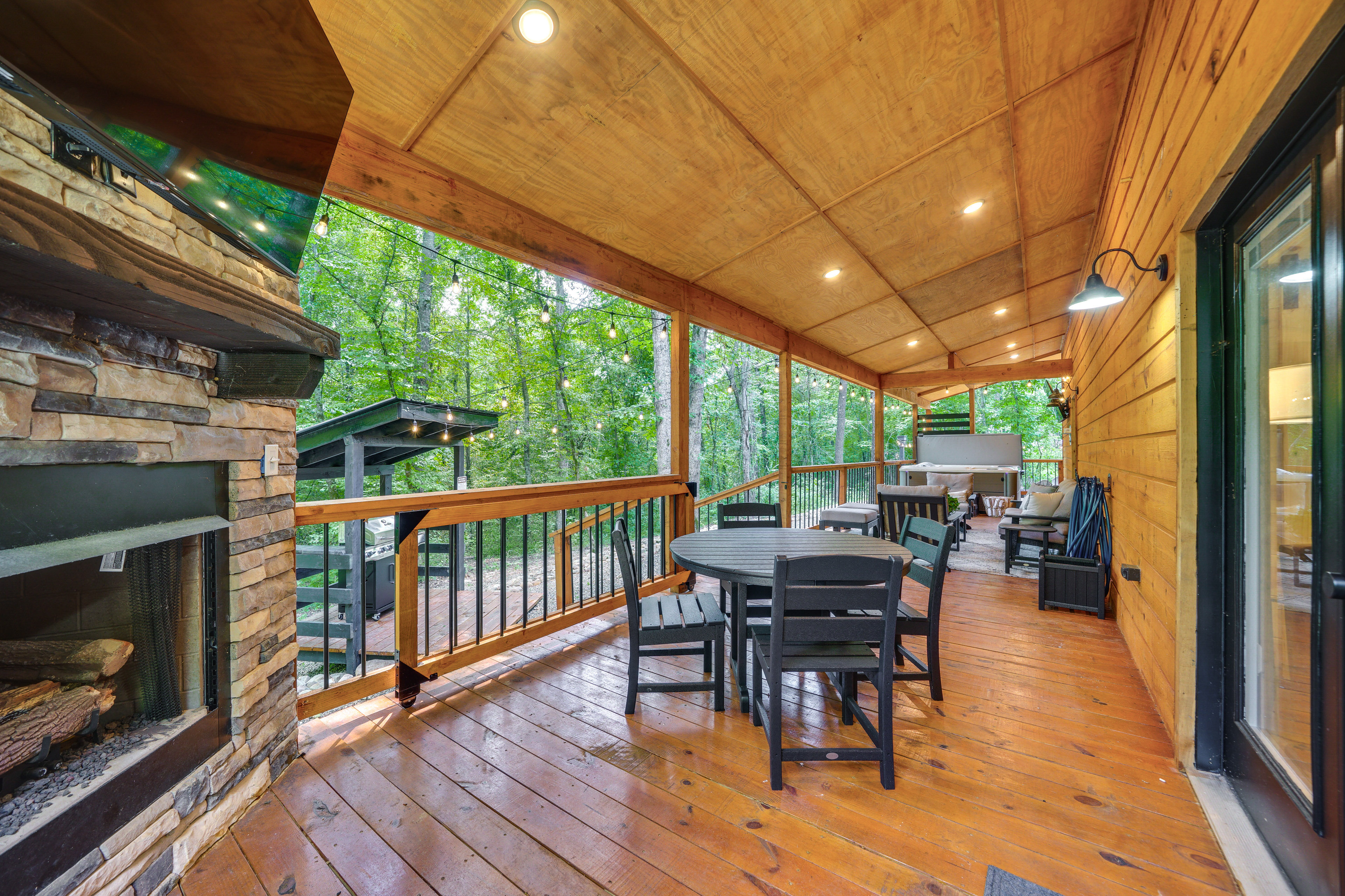 Upscale Broken Bow Cabin: Hot Tub & Fishing Pond!