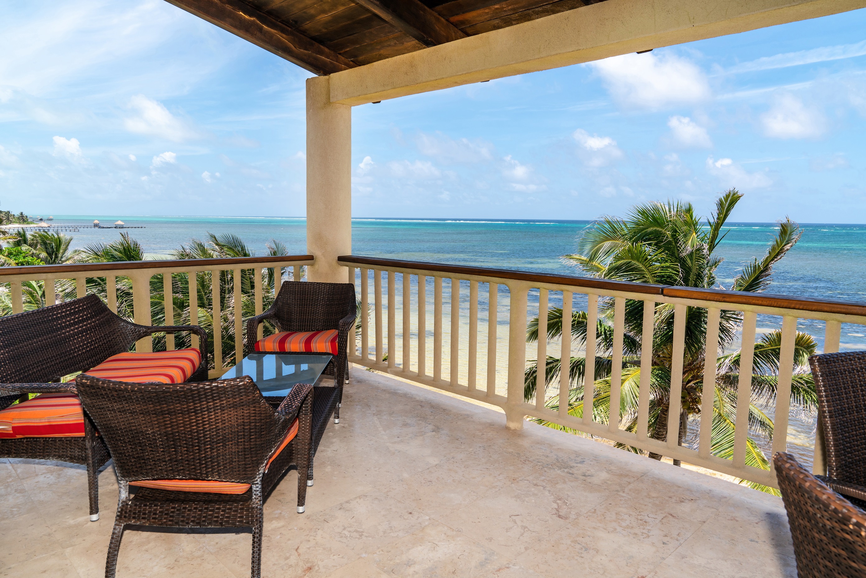 Oceanfront condo overlooking the Barrier Reef