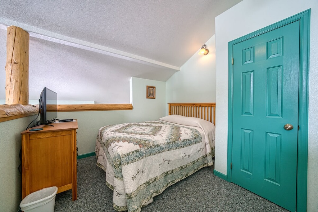 Loft Bedroom- Queen Bed