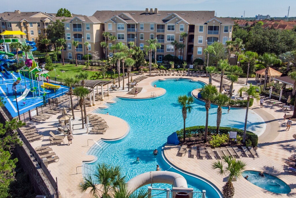 Enjoy free access to resort-style amenities, including a stunning pool, water park, hot tub, sun loungers, and shaded cabanas.