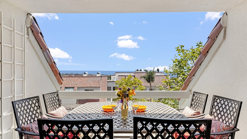 Dine alfresco on the balcony.