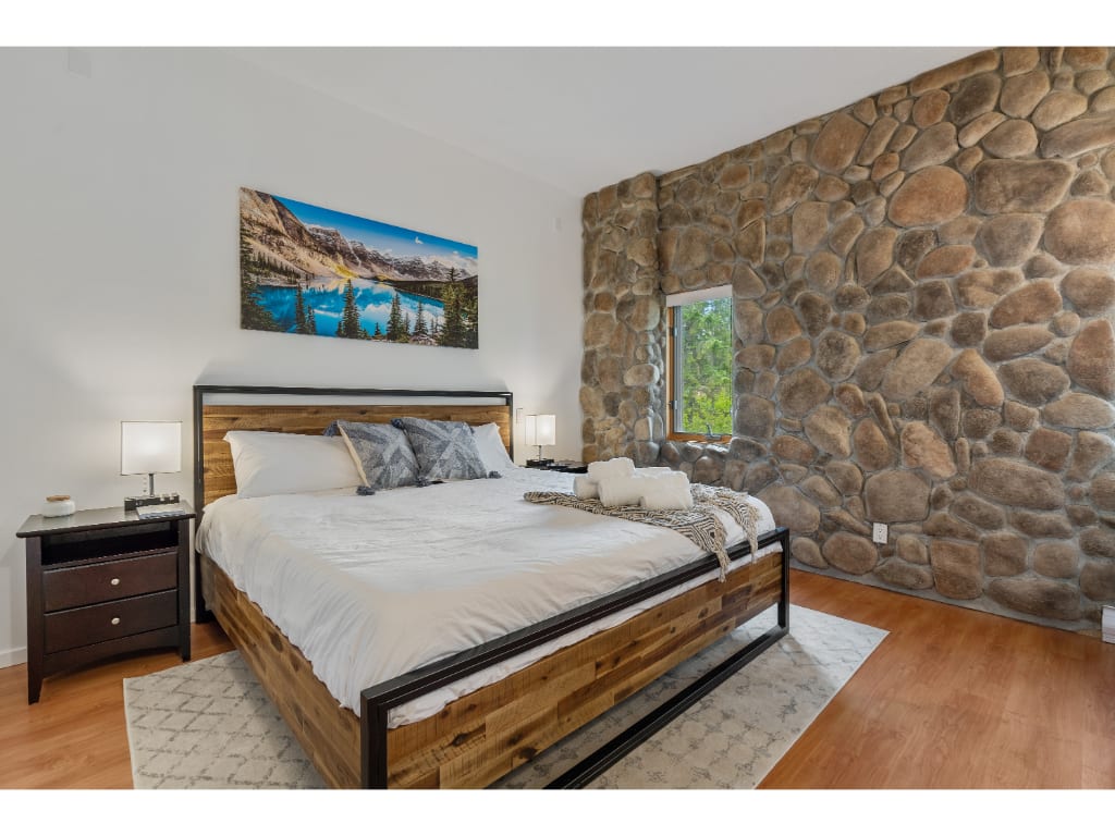Bedroom with Rockwall and King Mattress