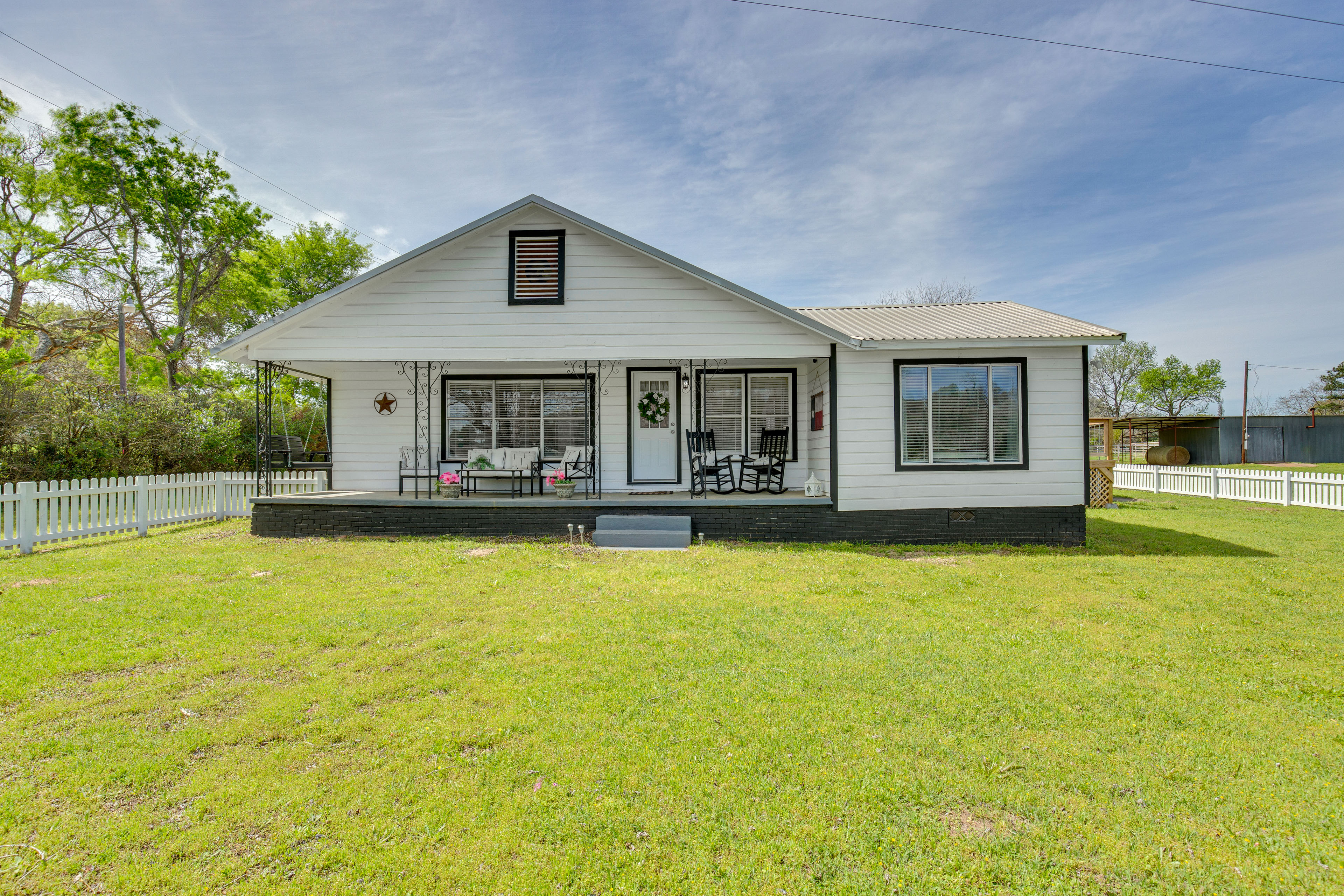 Property Image 2 - Grapeland Farm Retreat w/ Pool, Grill & Fire Pit