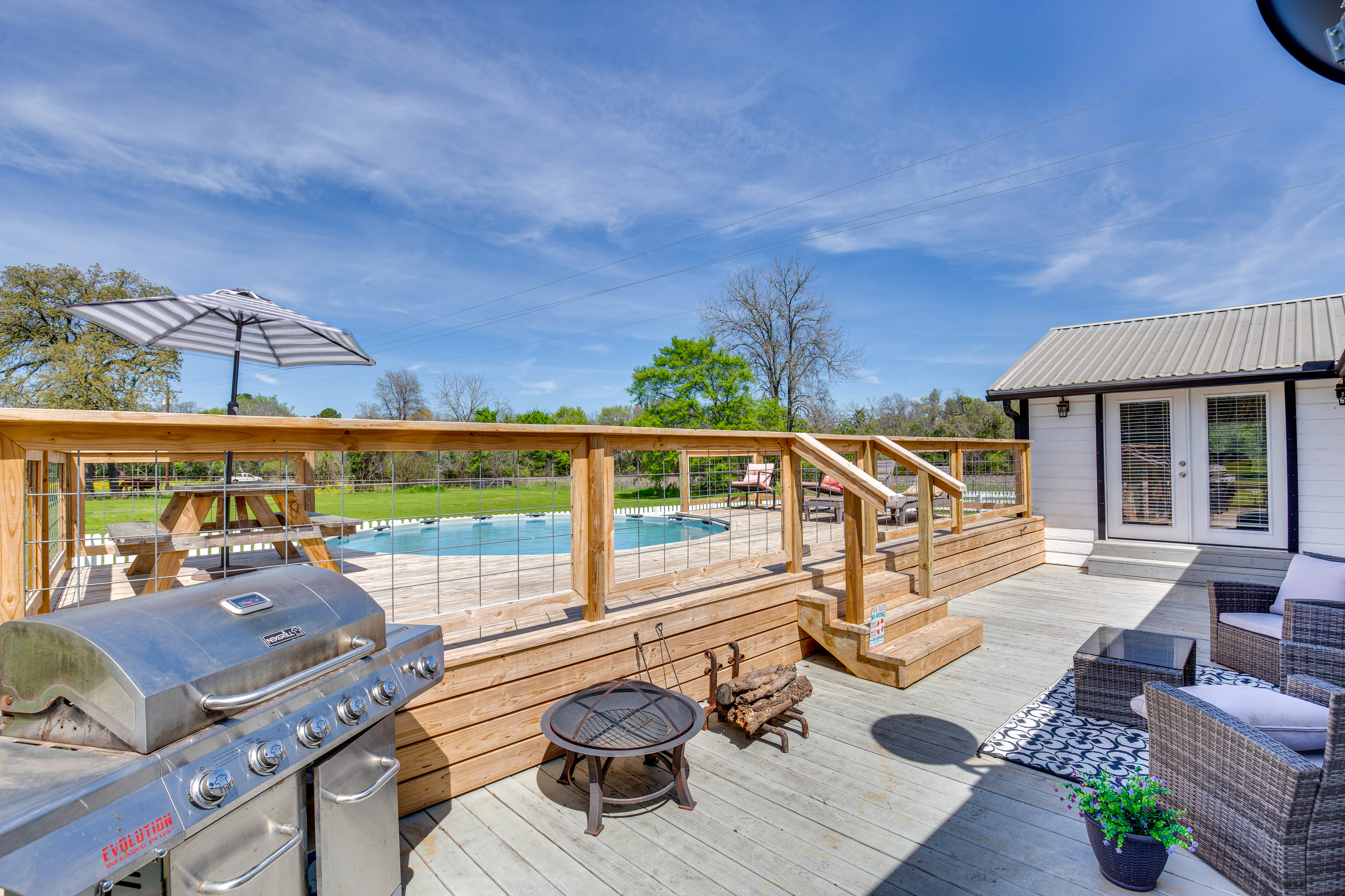 Property Image 1 - Grapeland Farm Retreat w/ Pool, Grill & Fire Pit