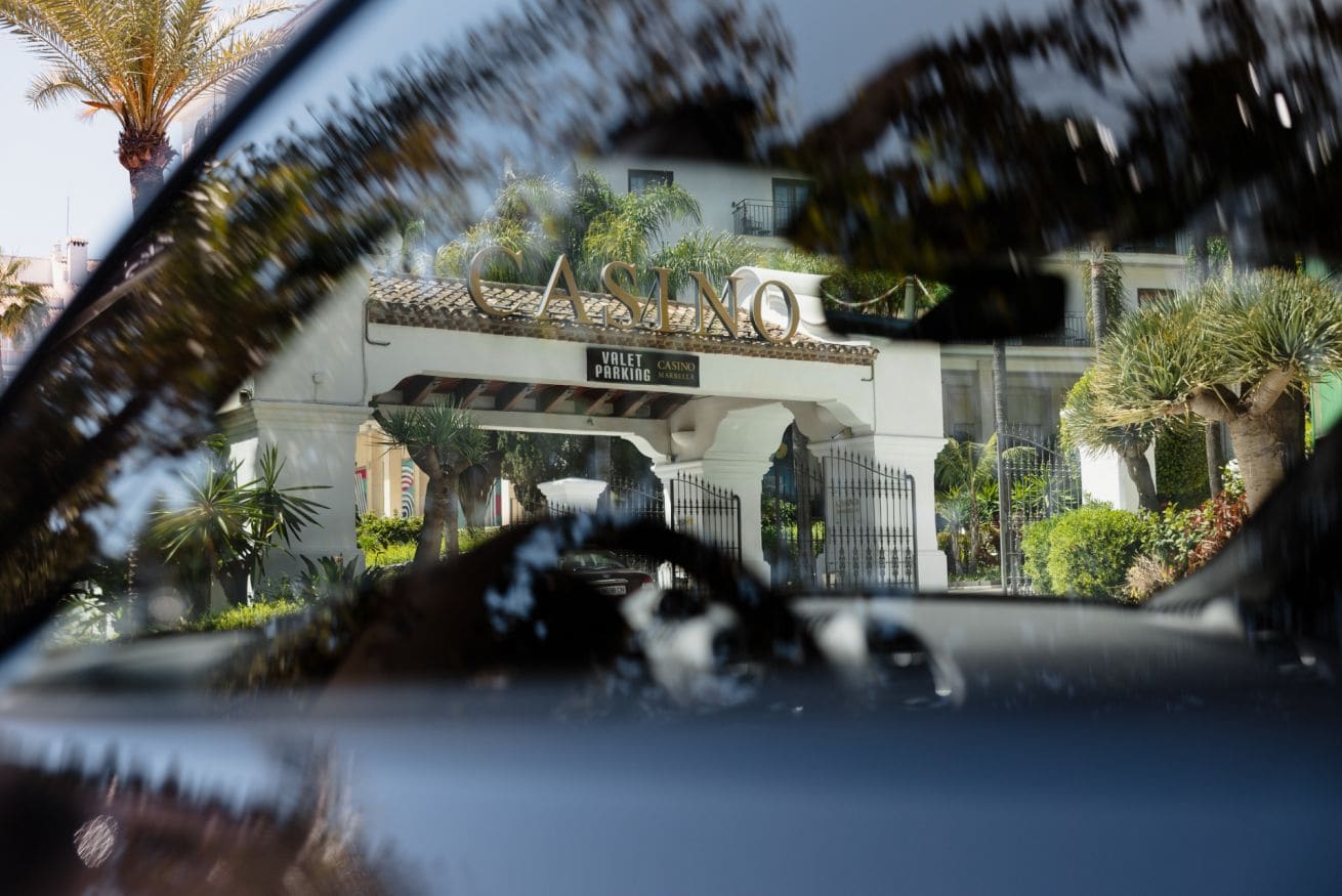 Sea view apartment, in the heart of puerto Banús, with parking, swimming pool, padel court and gym