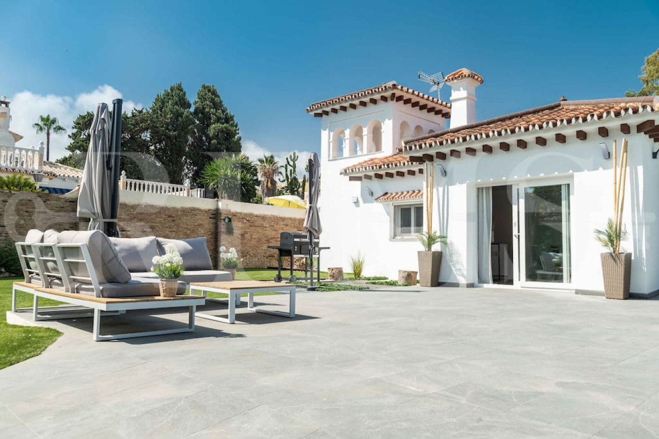 Villa with heated Pool by the beach & port