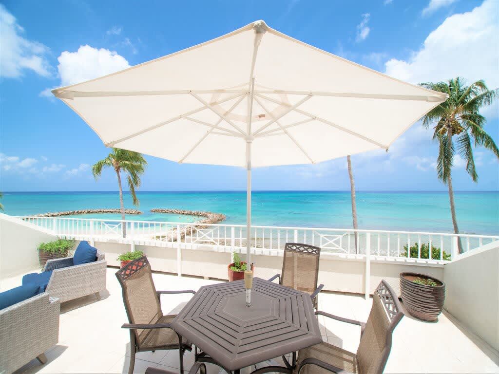 Property Image 2 - 3 Bed Beachfront Penthouse Condo w/ pool + hot tub