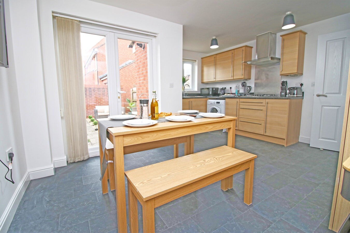 5 Bedroom Home - Sleeps 7 - Newport City Centre