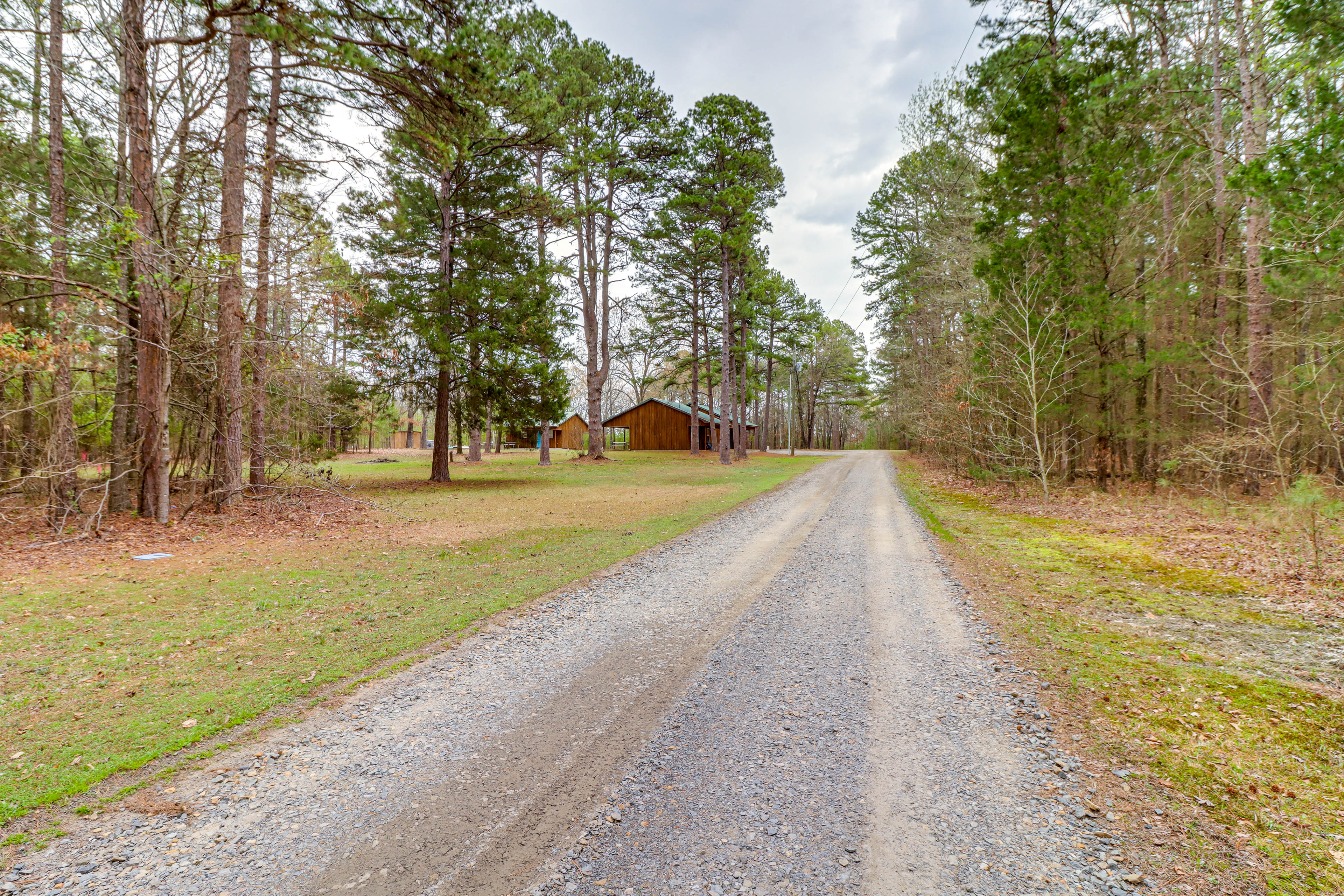 0.5 Mi to Greers Ferry Lake: Heber Springs Cabin