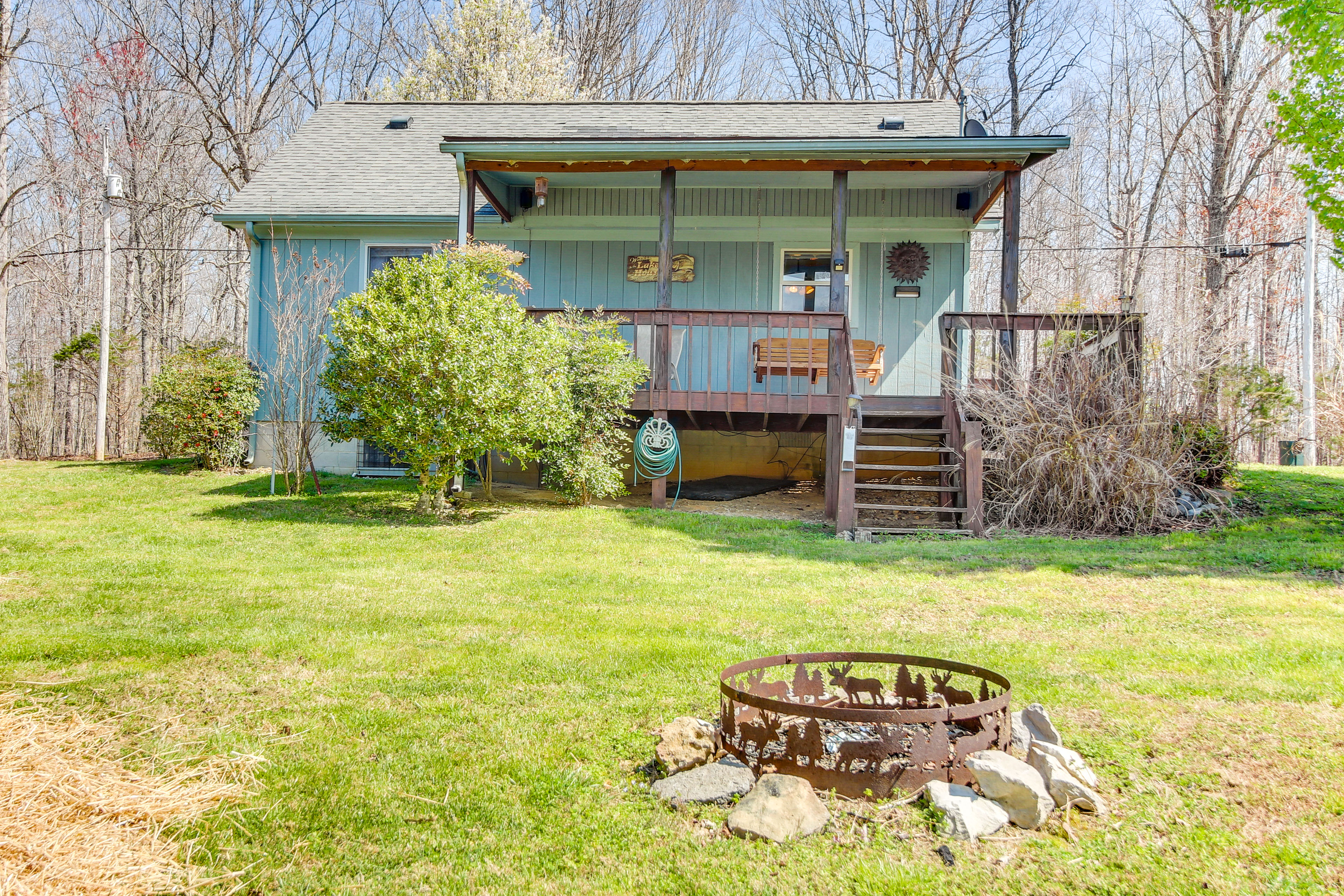 Property Image 1 - Pet-Friendly Byrdstown Cottage w/ Deck & Fire Pit!