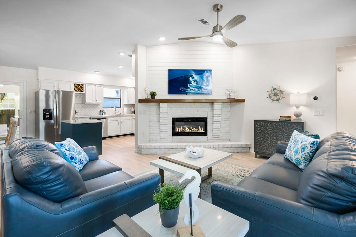 Living room with electric fireplace and Smart Tv