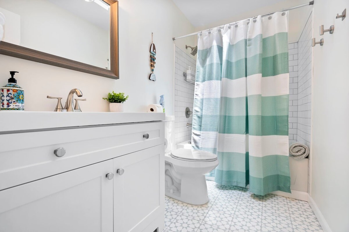 Guest bathroom with shower/tub combo.