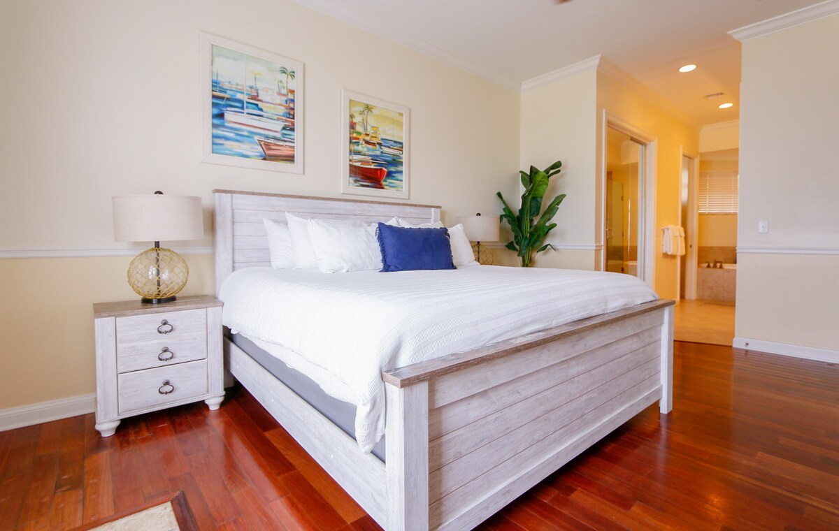 Bedroom 2 - King Bed Bedroom 2 - King Bed