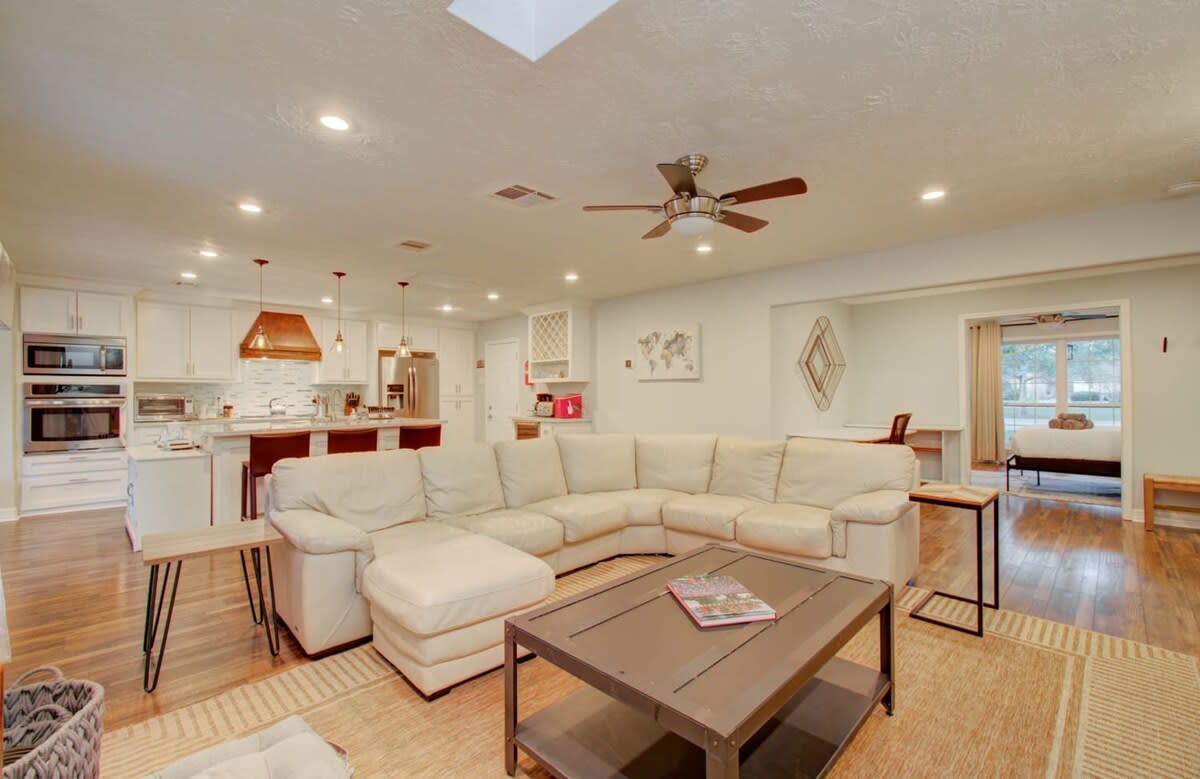 Conveniently located in central Houston with easy access to Uptown, Galleria, and the Med Center, this stunning vacation home has all the bells and whistles!
