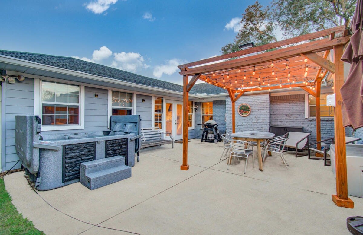 You’ll want to spend some time enjoying this backyard patio! Furnished to create the ultimate indoor/outdoor living experience, feel free to enjoy all the amenities provided!