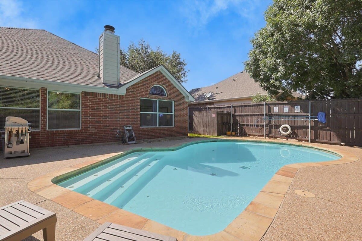 Don’t forget your swimsuits! Nothing beats the Texas heat like a cool, refreshing dip in the pool. Feel free to lounge by the poolside as well!