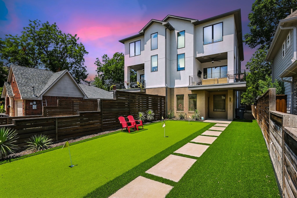 Welcome to your modern oasis in the heart of Dallas! This stunning dream vacation townhouse boasts 3 spacious bedrooms, 3.5 bathrooms, and luxury finishes throughout!