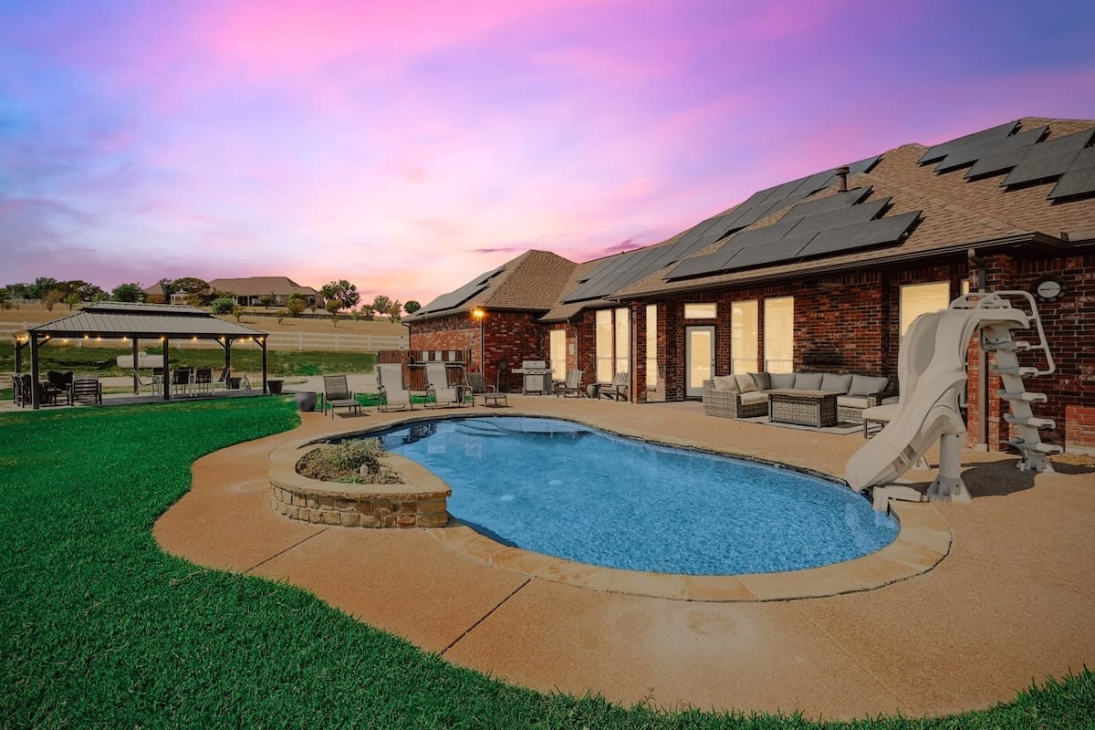 Welcome to country living at its finest! Located in the peaceful countryside while conveniently only minutes from Fort Worth, it’s the best of both worlds!