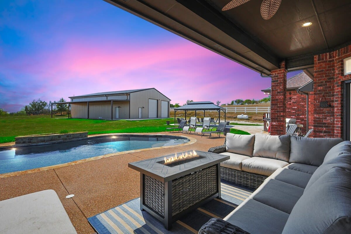 We don’t know what’s more impressive – the natural beauty of a Texas sunset or the amazing amenities this backyard has to offer!