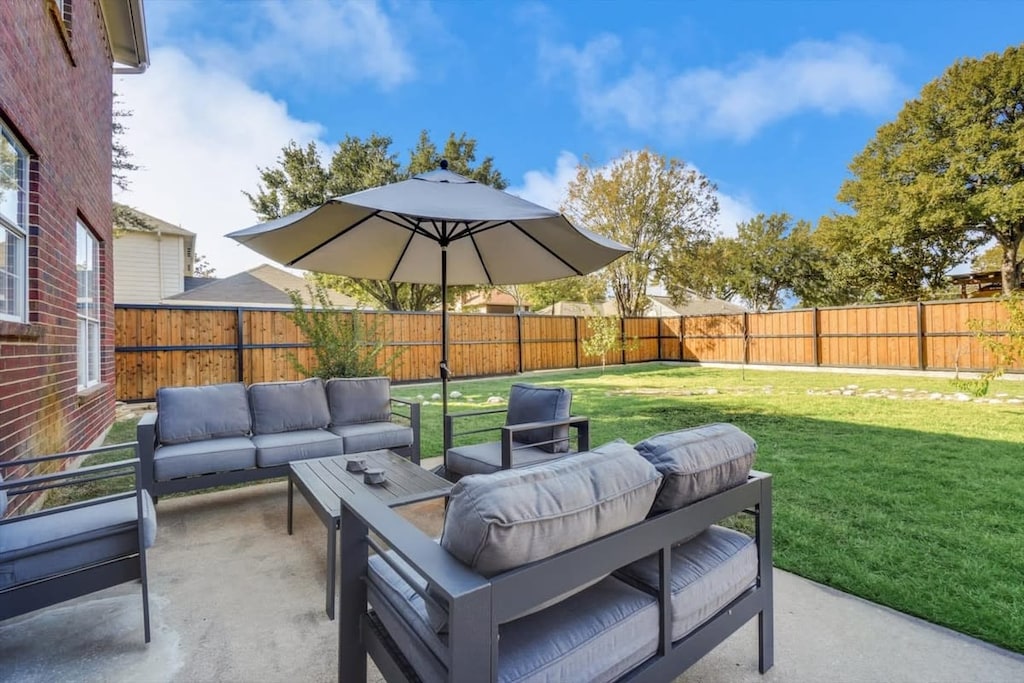 Be sure to take the time to enjoy Texas’ beautiful warm weather on this fully furnished backyard patio set featuring a conversation set, coffee table, and umbrella!