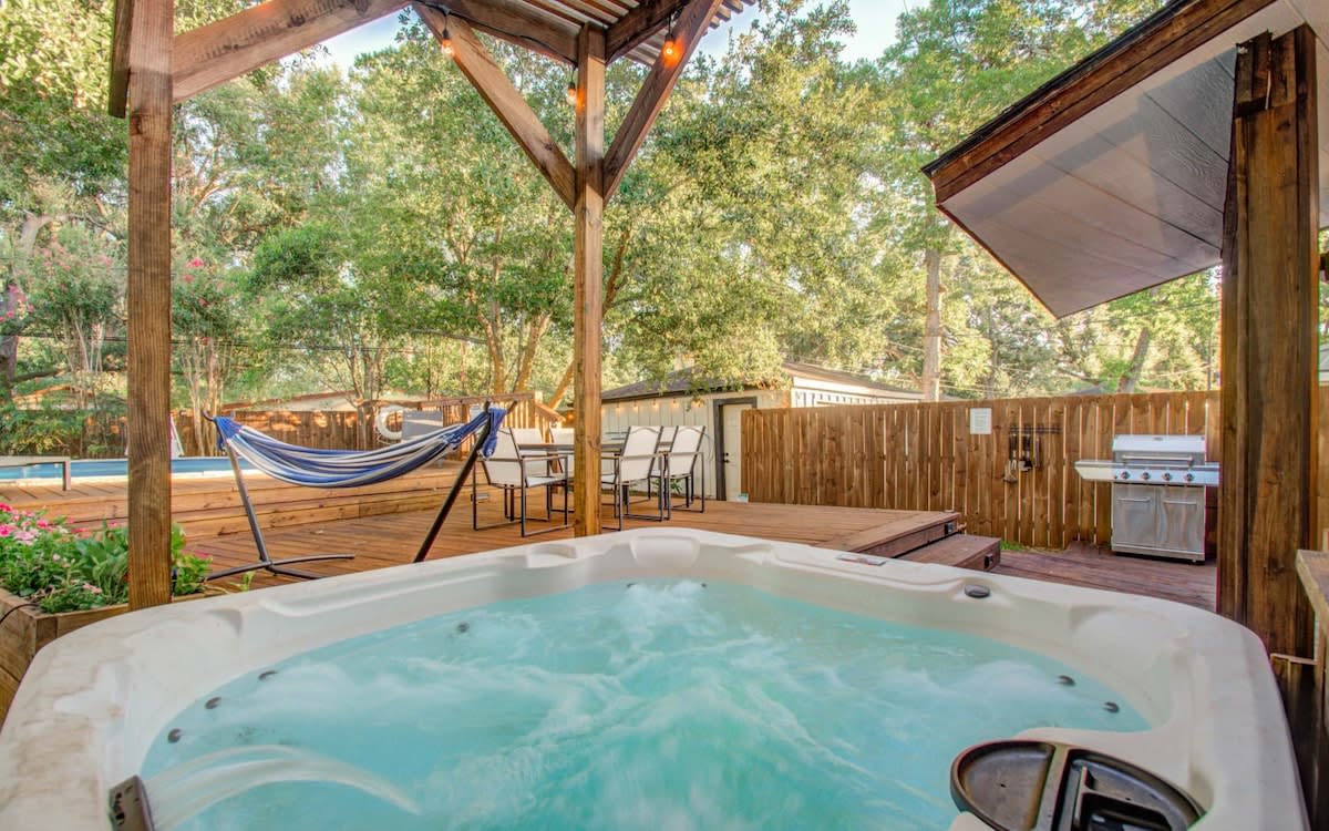 Sit back and relax in the soothing waters of this hot tub! After all, you’re on vacation!