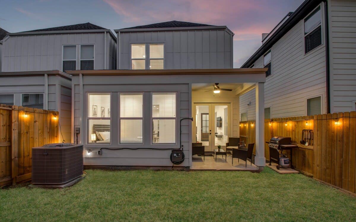 Make the most of Texas’ warm climate and enjoy the benefits of indoor/outdoor living with this backyard patio area!