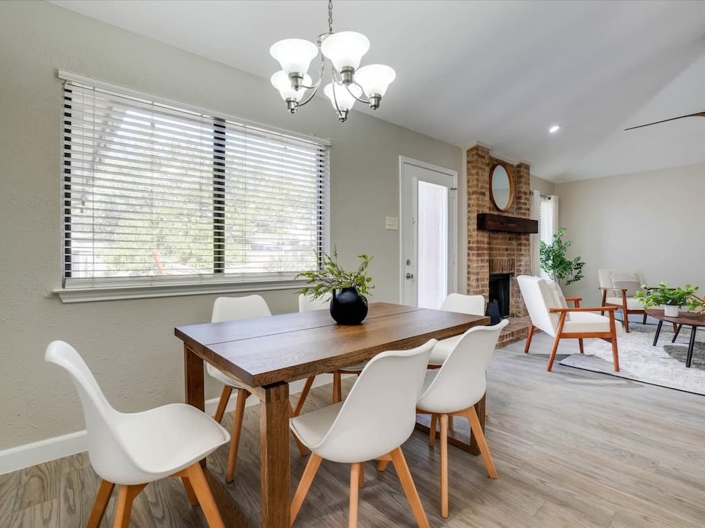 You won’t want to miss the dinner bell when you can eat in a dining area as stylish as this one!