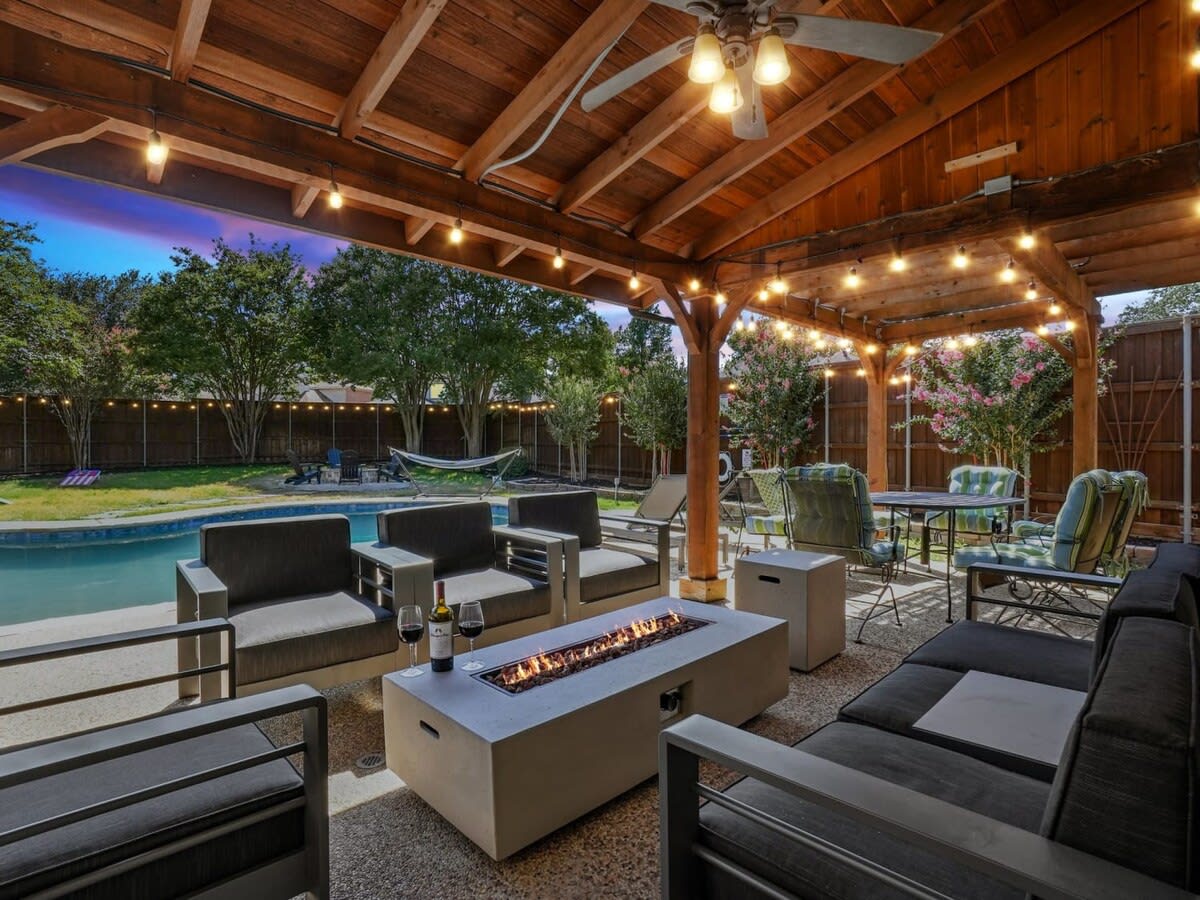 Welcome to the epitome of indoor/outdoor living! Come enjoy Texas’ lovely weather!