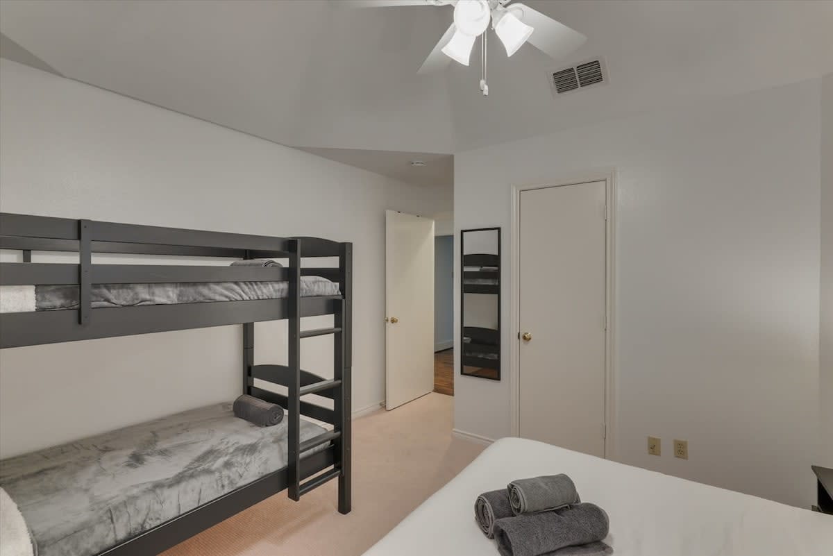 Dallas Gem 5 Bedrooms Home with Pool, Game Room