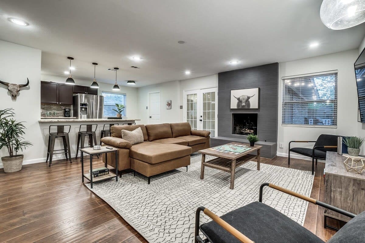 With a clean modern design and comfortable furnishings throughout, this vacation home is just a short drive away from the many attractions and amenities the city has to offer!