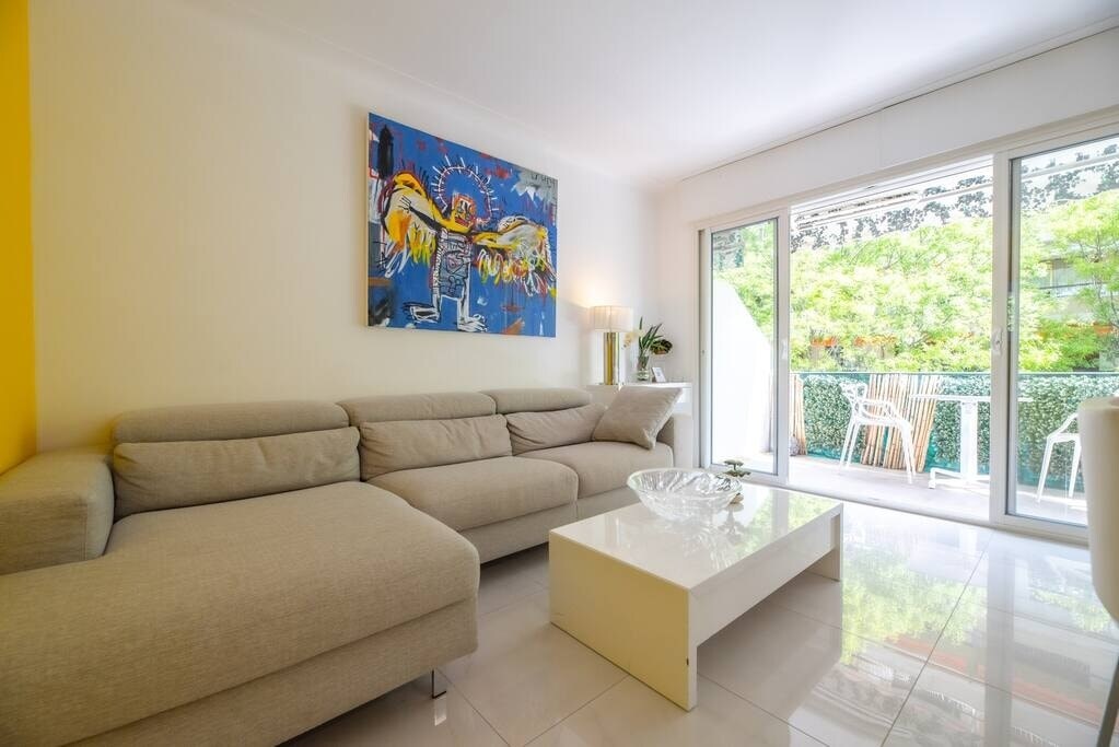 Property Image 1 - Flat with Sunny Balcony near La Croisette