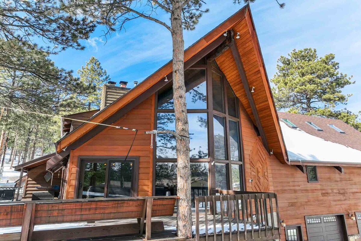 Welcome to your charming retreat, nestled amidst towering Ponderosa Pines. Discover the allure of rustic elegance with modern amenities.