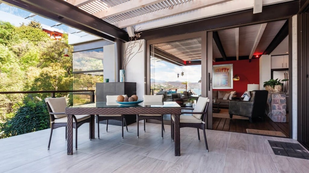 Cuentas con un comedor con vista al lago.