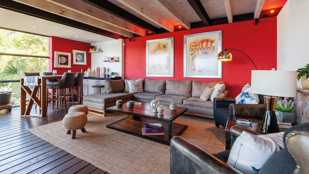 La sala es muy grande y con muebles en perfectas condiciones para brindarte confort.